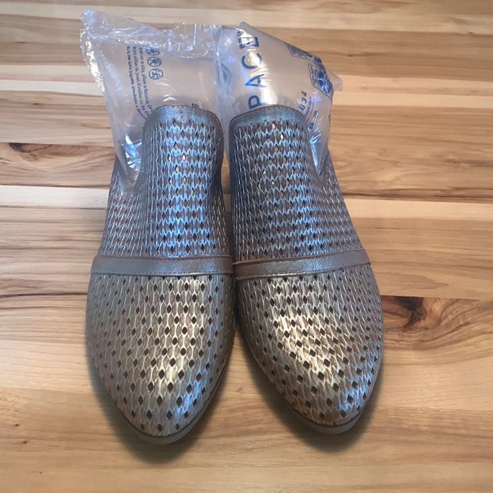NWOT Heeled Mules 8